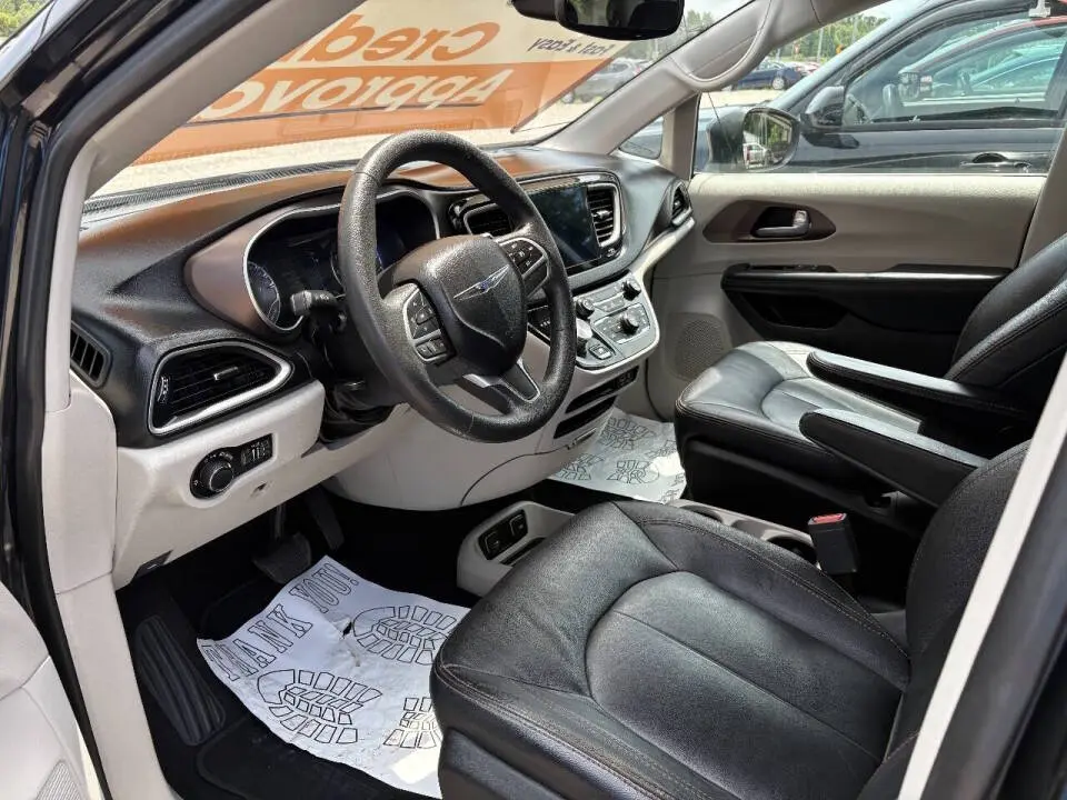 2017 Chrysler Pacifica Touring photo 5
