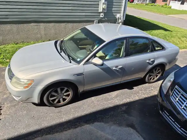 2009 Ford Taurus SEL FWD's photo