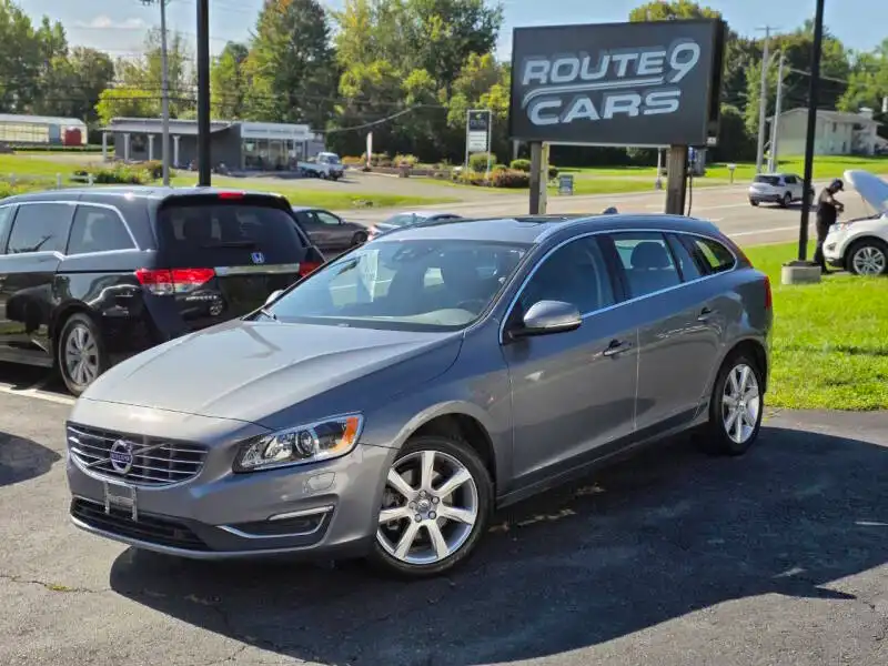 2017 Volvo V60 T5 FWD Platinum's photo