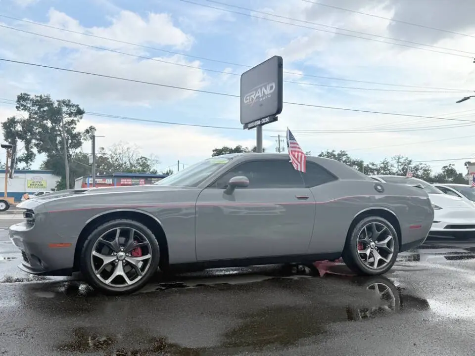 2017 Dodge Challenger SXT Plus photo 4