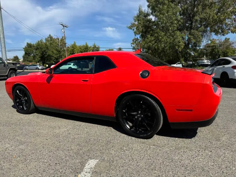 2017 Dodge Challenger SXT Plus photo 3