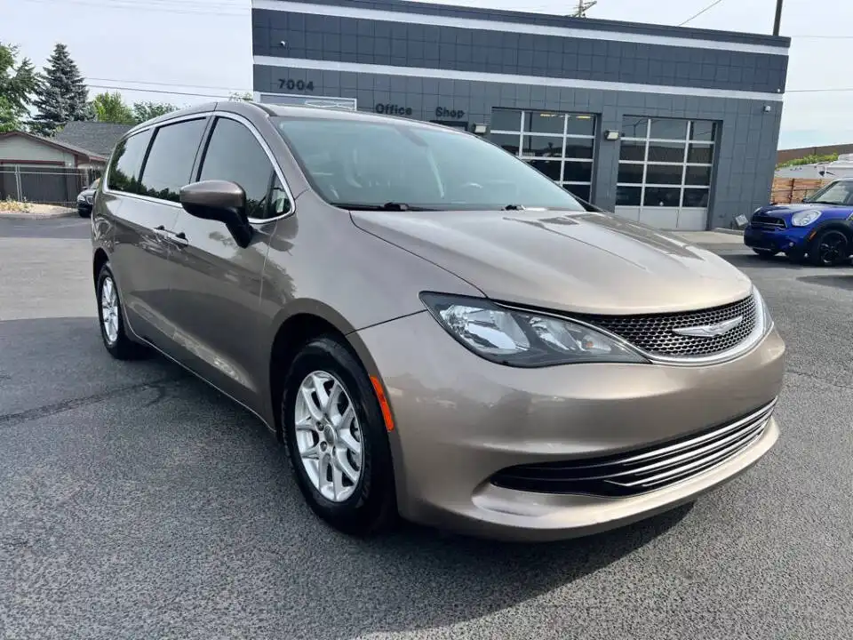 2017 Chrysler Pacifica Touring's photo