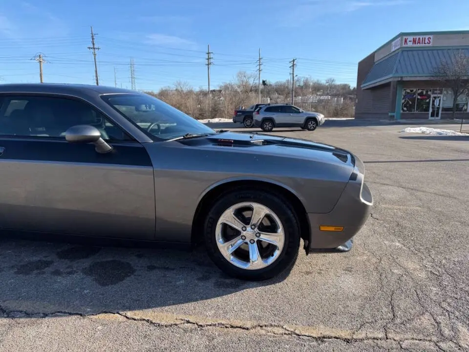 2012 Dodge Challenger SXT photo 4