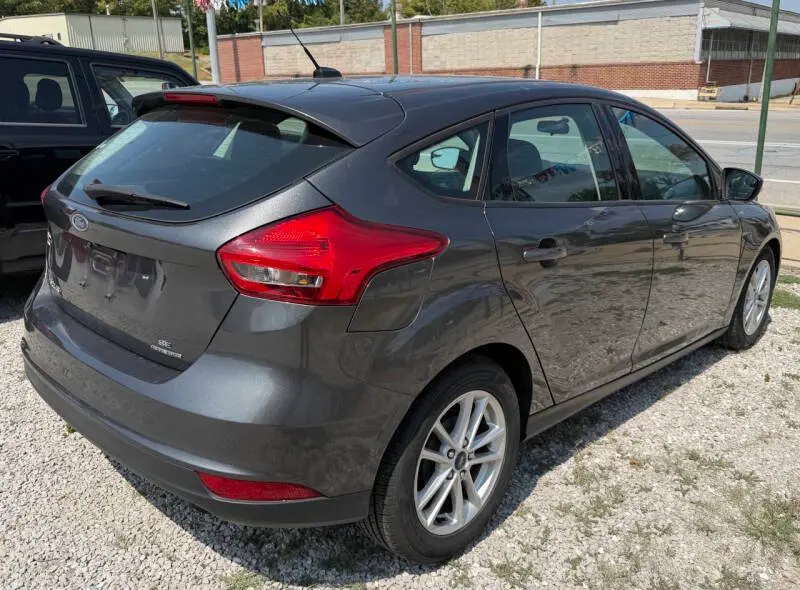 2016 Ford Focus SE Hatchback 5-Door photo 3