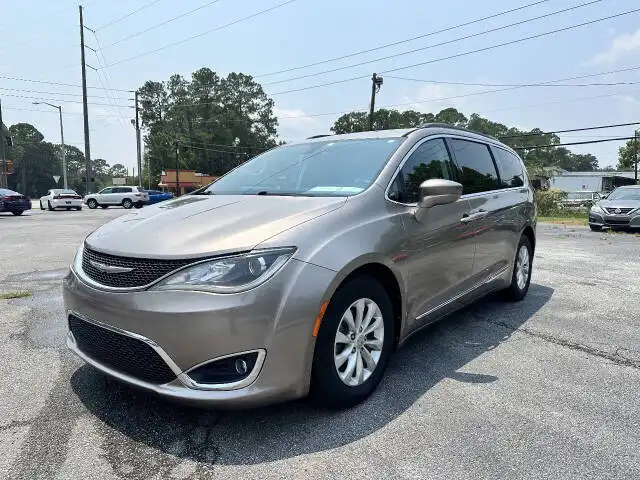 2017 Chrysler Pacifica Touring-L's photo