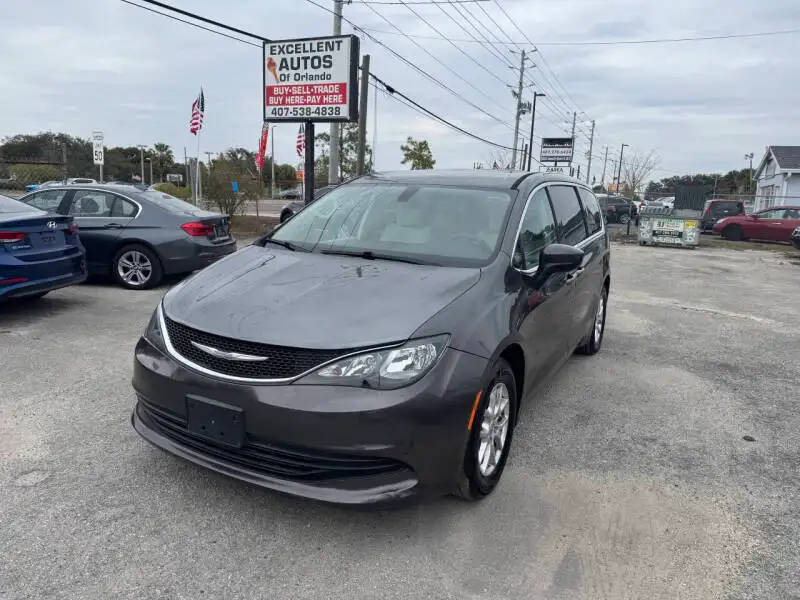 2017 Chrysler Pacifica LX's photo