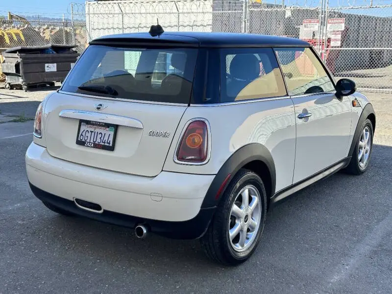 2009 MINI Cooper Base photo 3
