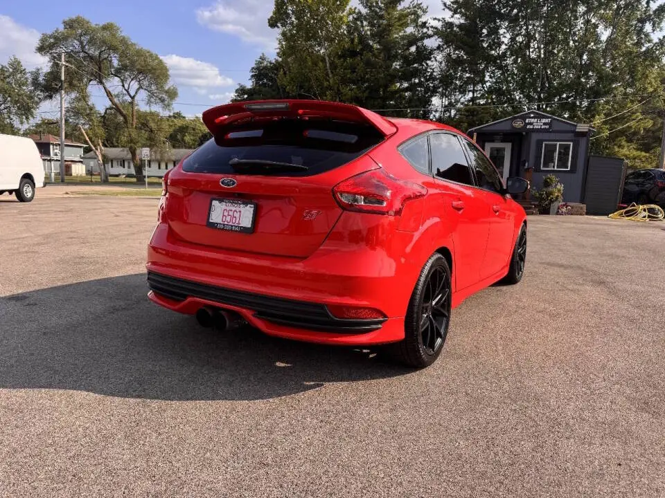 2017 Ford Focus 5 Door Hatch ST photo 3