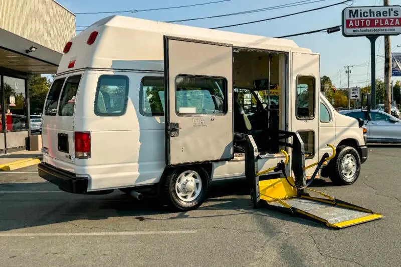 2011 Ford E-Series E-350 Super Duty Extended photo 4