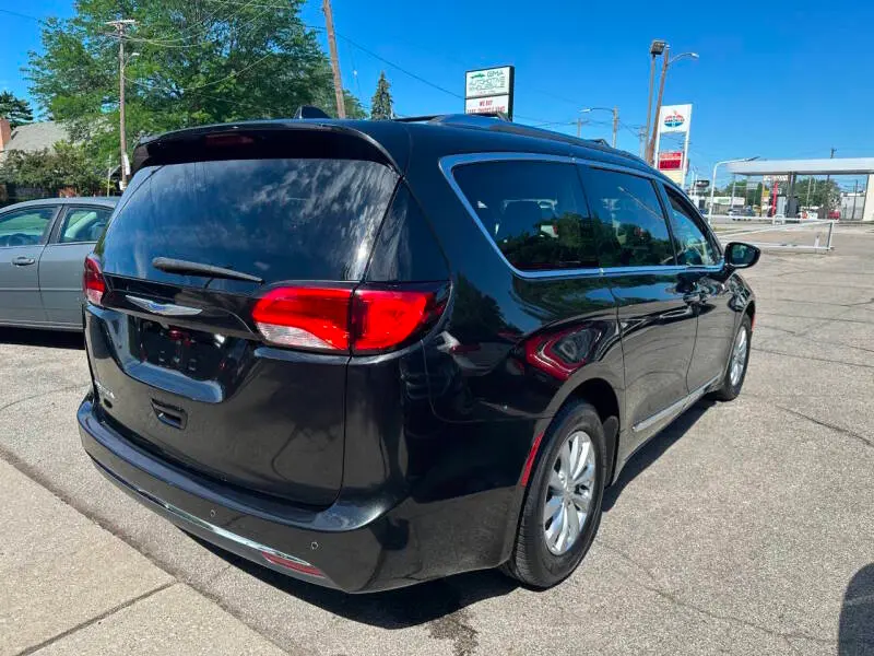 2018 Chrysler Pacifica Touring L Plus photo 4