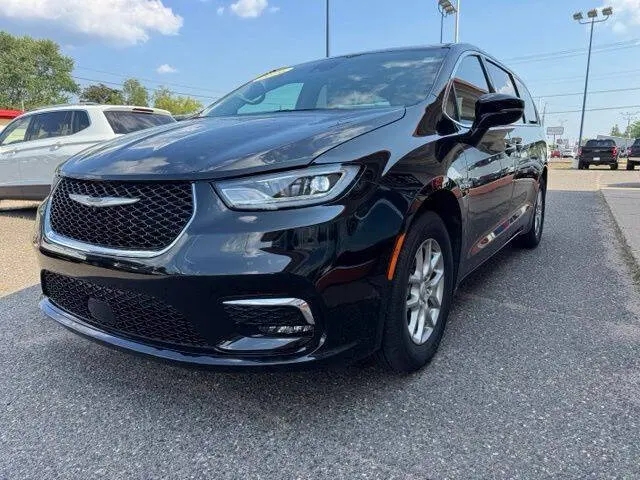 2026 Chrysler Pacifica Select photo 3