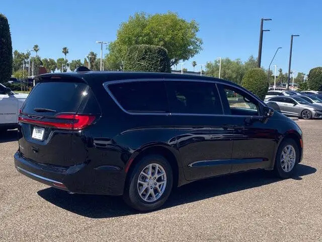2027 Chrysler Pacifica Select photo 4