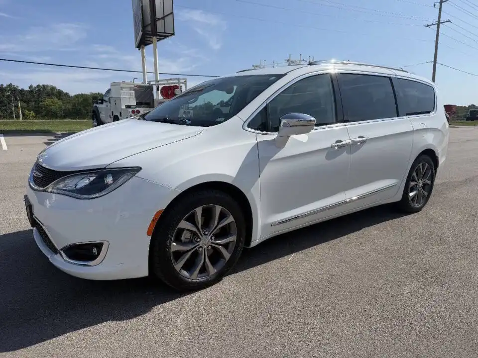 2019 Chrysler Pacifica Limited's photo