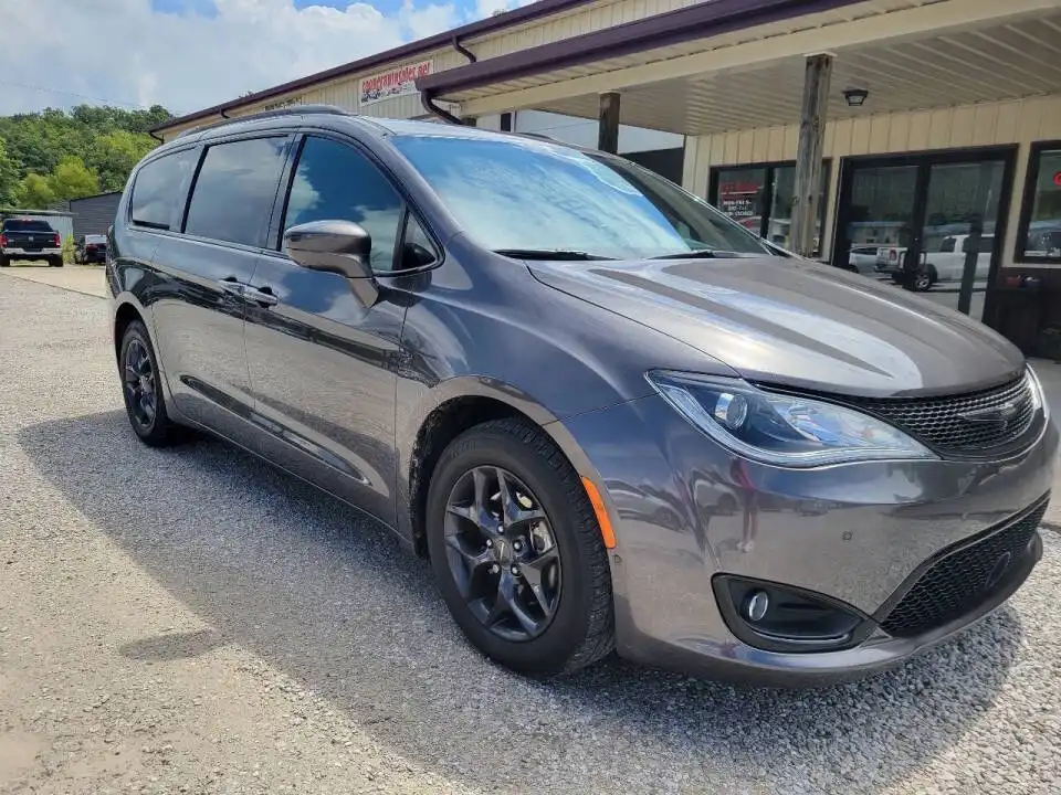 2019 Chrysler Pacifica Touring L's photo