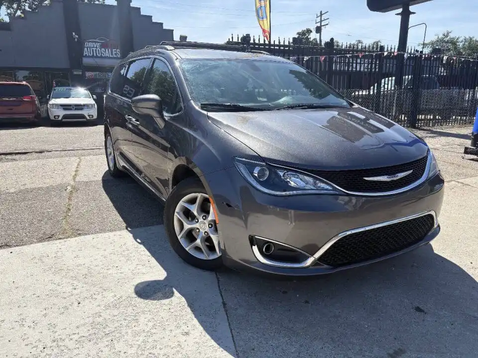 2017 Chrysler Pacifica Touring L's photo