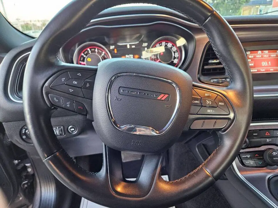 2016 Dodge Challenger SXT photo 3