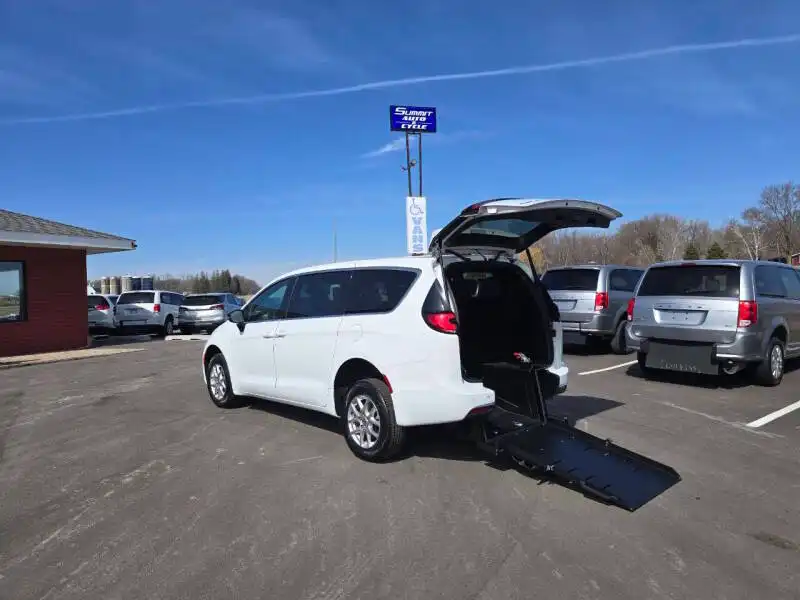 2025 Chrysler Pacifica Select's photo