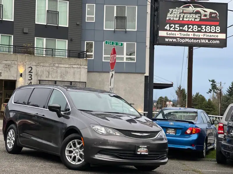 2017 Chrysler Pacifica Touring photo 1