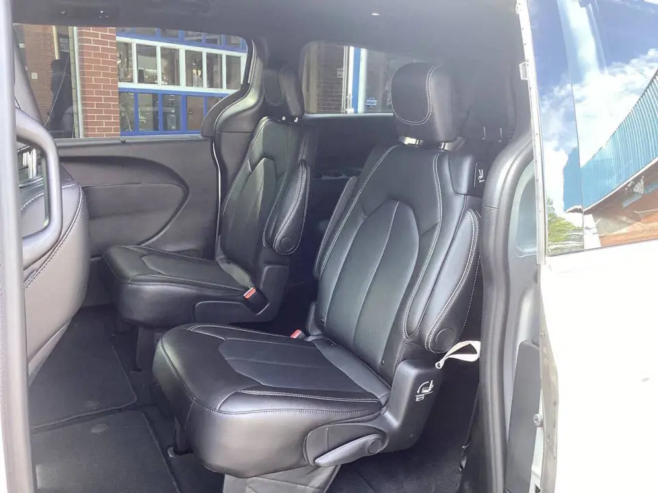 2026 Chrysler Pacifica Select photo 5