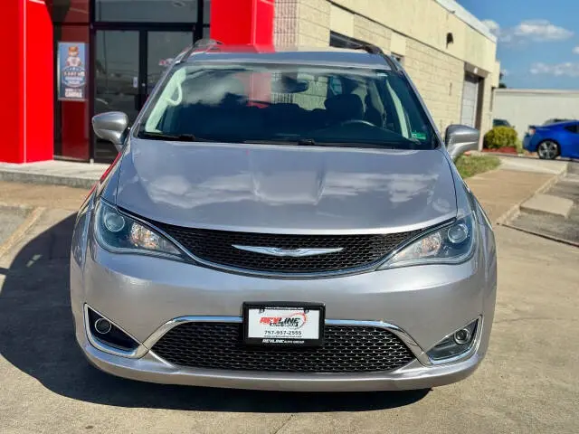 2017 Chrysler Pacifica Touring-L photo 3