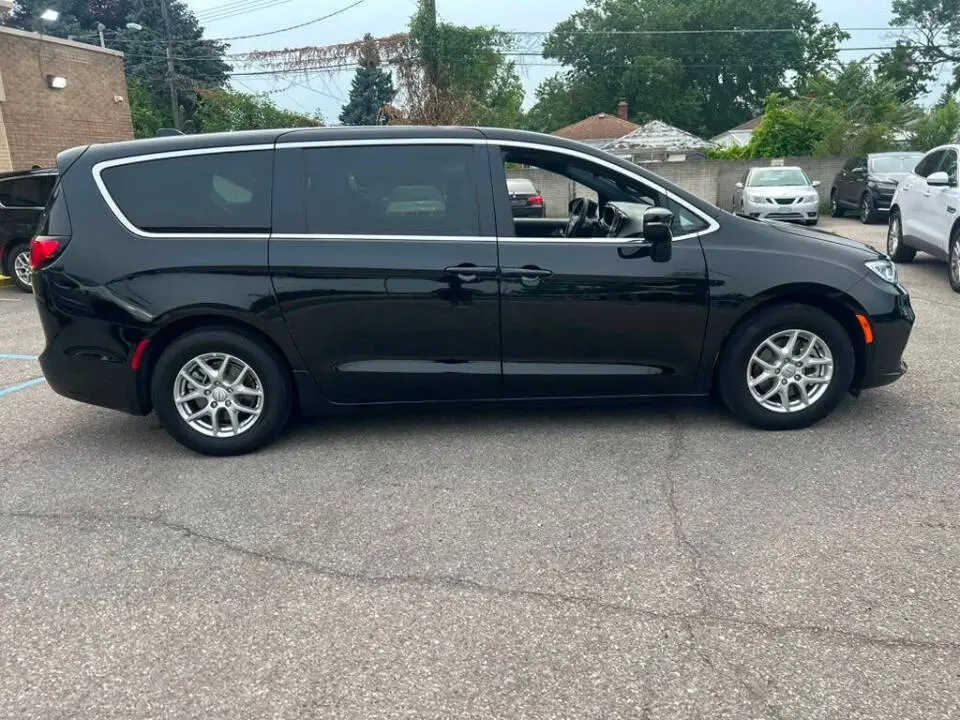 2026 Chrysler Pacifica Select photo 4