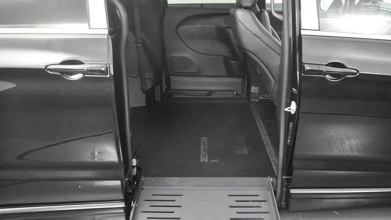 2025 Chrysler Pacifica Select photo 4