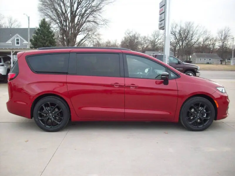 2026 Chrysler Pacifica Select photo 4