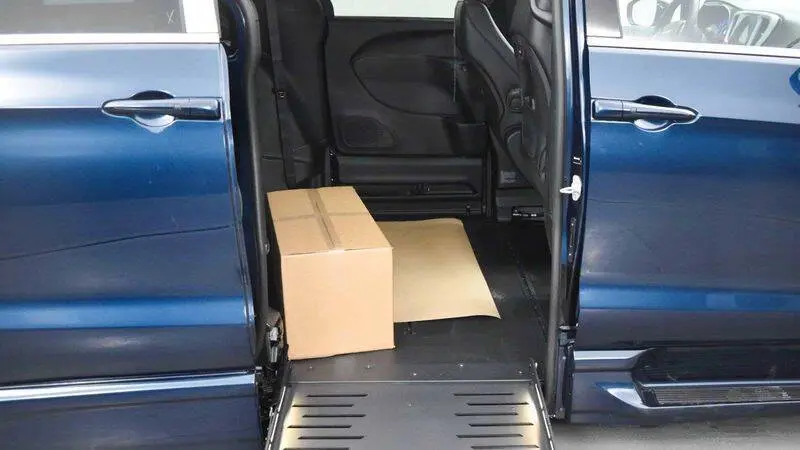 2025 Chrysler Pacifica Select photo 4