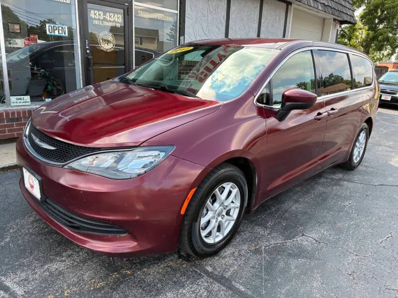 2017 Chrysler Pacifica LX photo 3