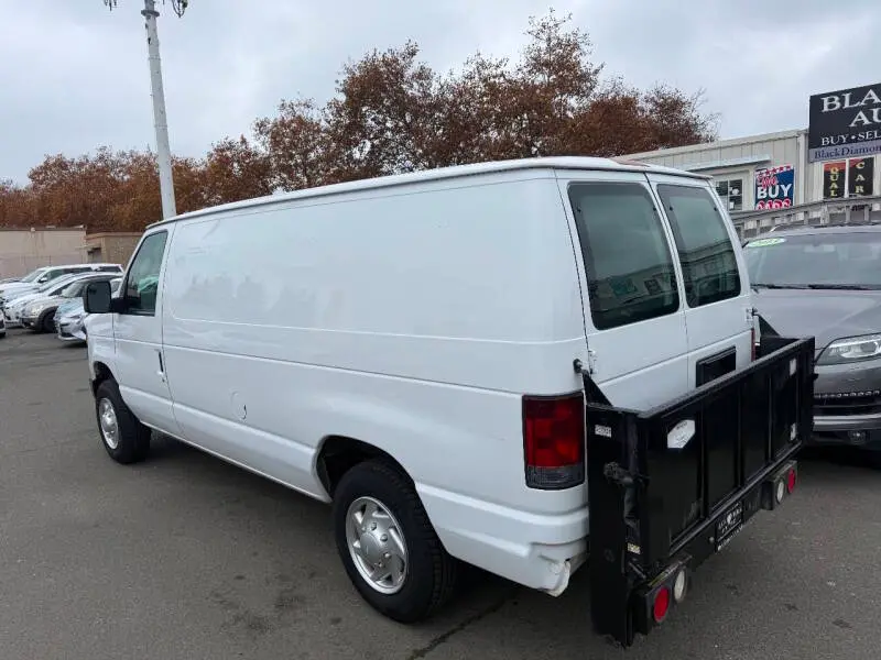 2011 Ford E-Series E-150 Van photo 5
