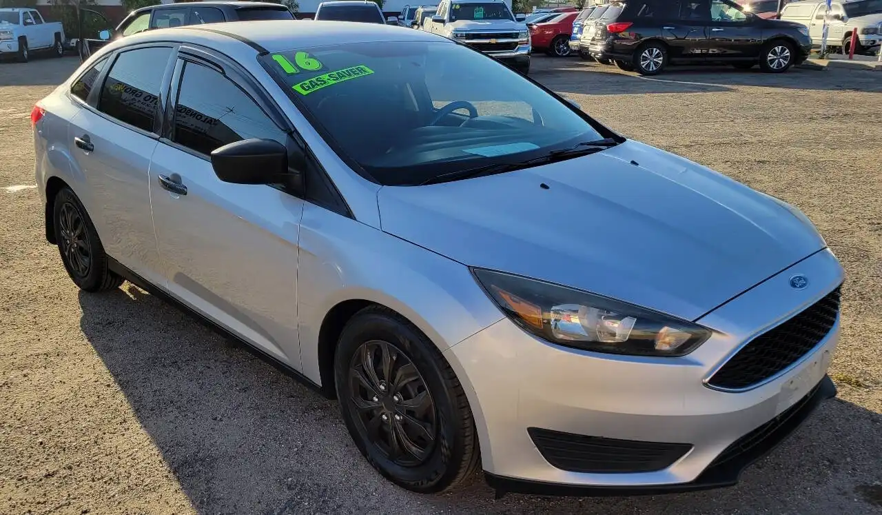 2016 Ford Focus Sedan S's photo
