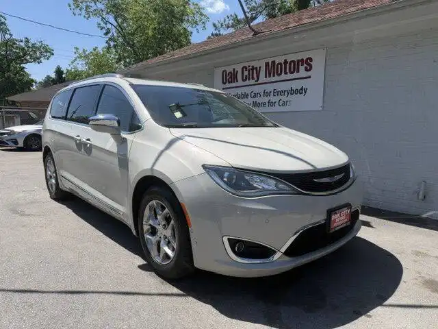 2017 Chrysler Pacifica Limited's photo