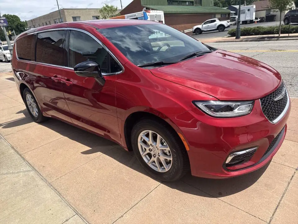 2026 Chrysler Pacifica Select photo 3