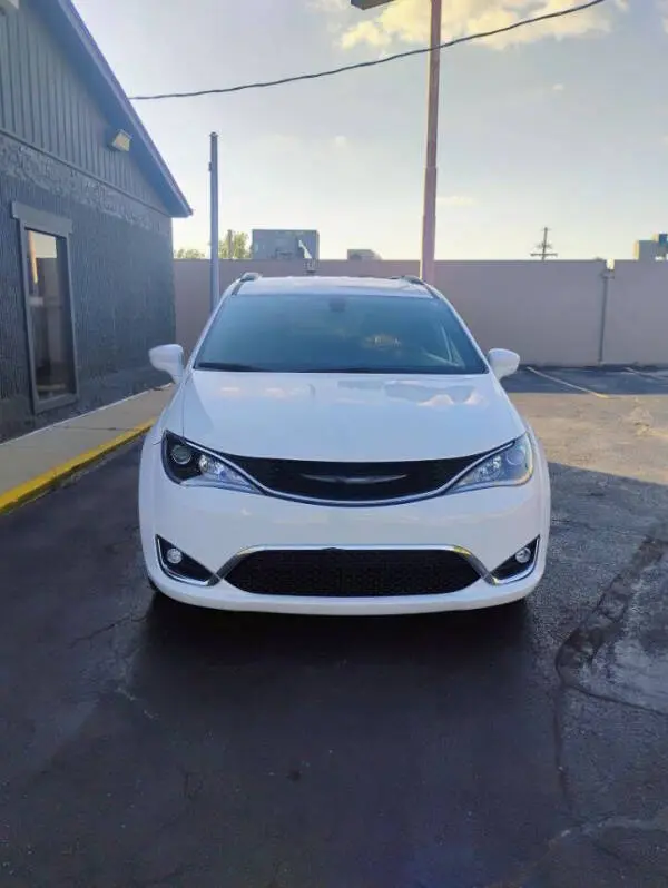 2018 Chrysler Pacifica Touring Plus photo 3