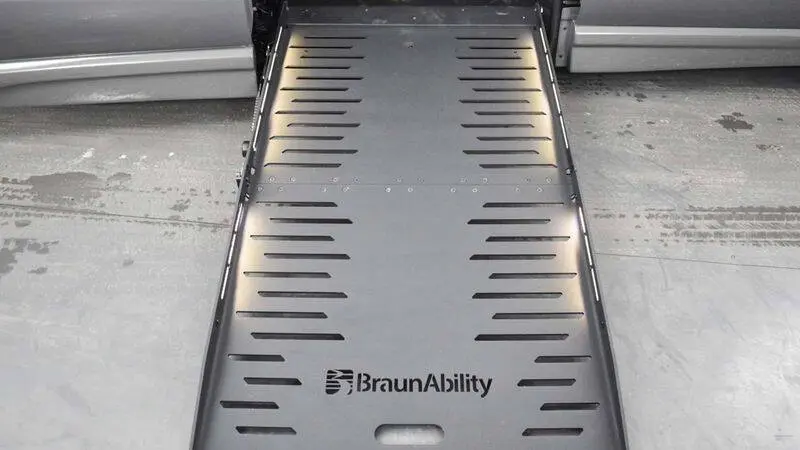 2025 Chrysler Pacifica Select photo 3