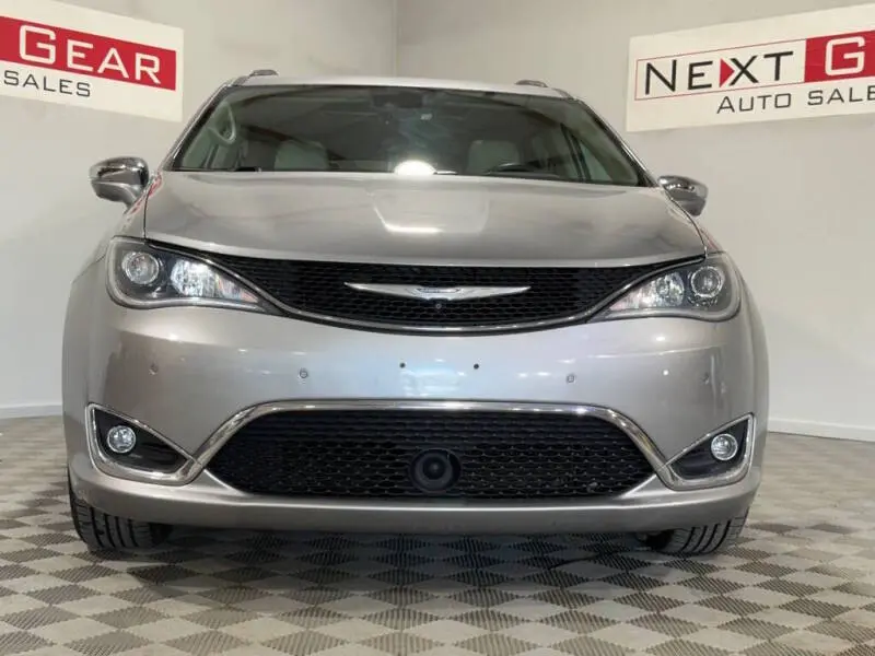 2017 Chrysler Pacifica Limited photo 3