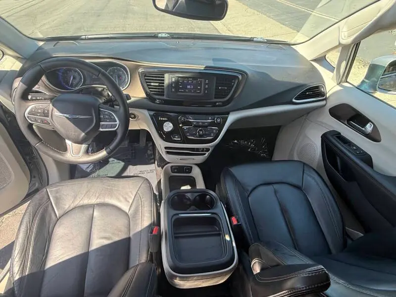 2017 Chrysler Pacifica Touring-L photo 3
