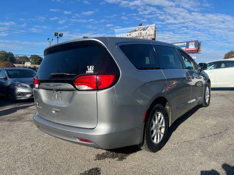 2017 Chrysler Pacifica Touring photo 5
