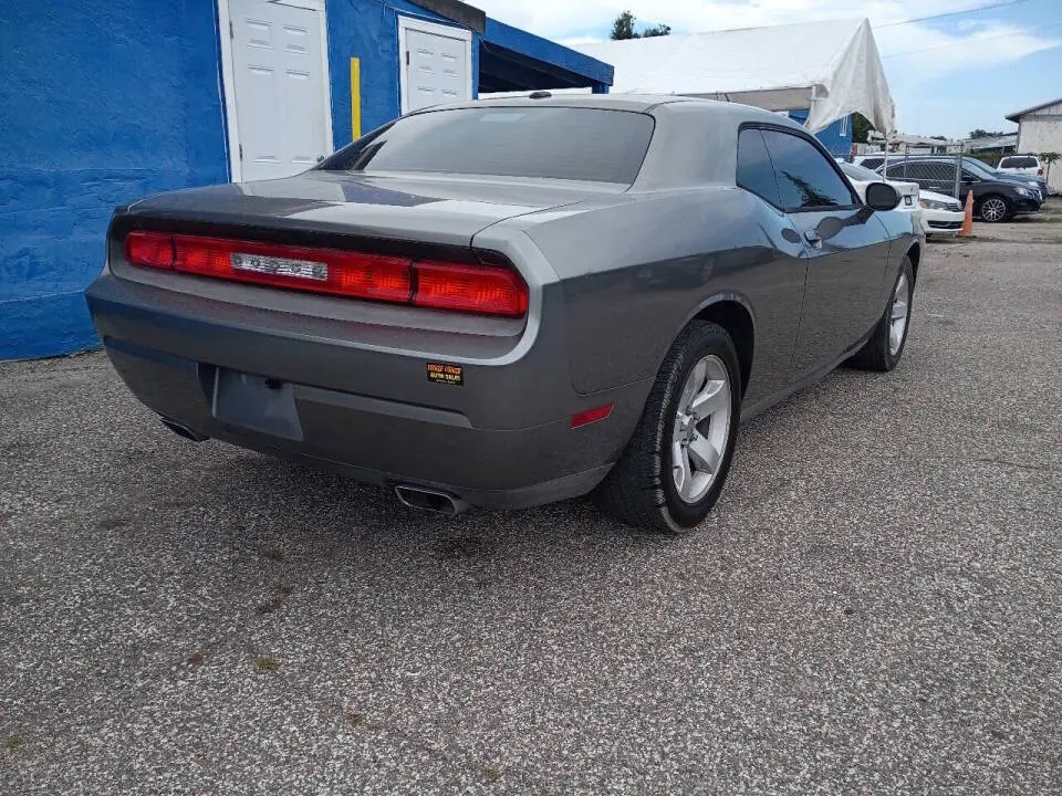 2012 Dodge Challenger SXT photo 4