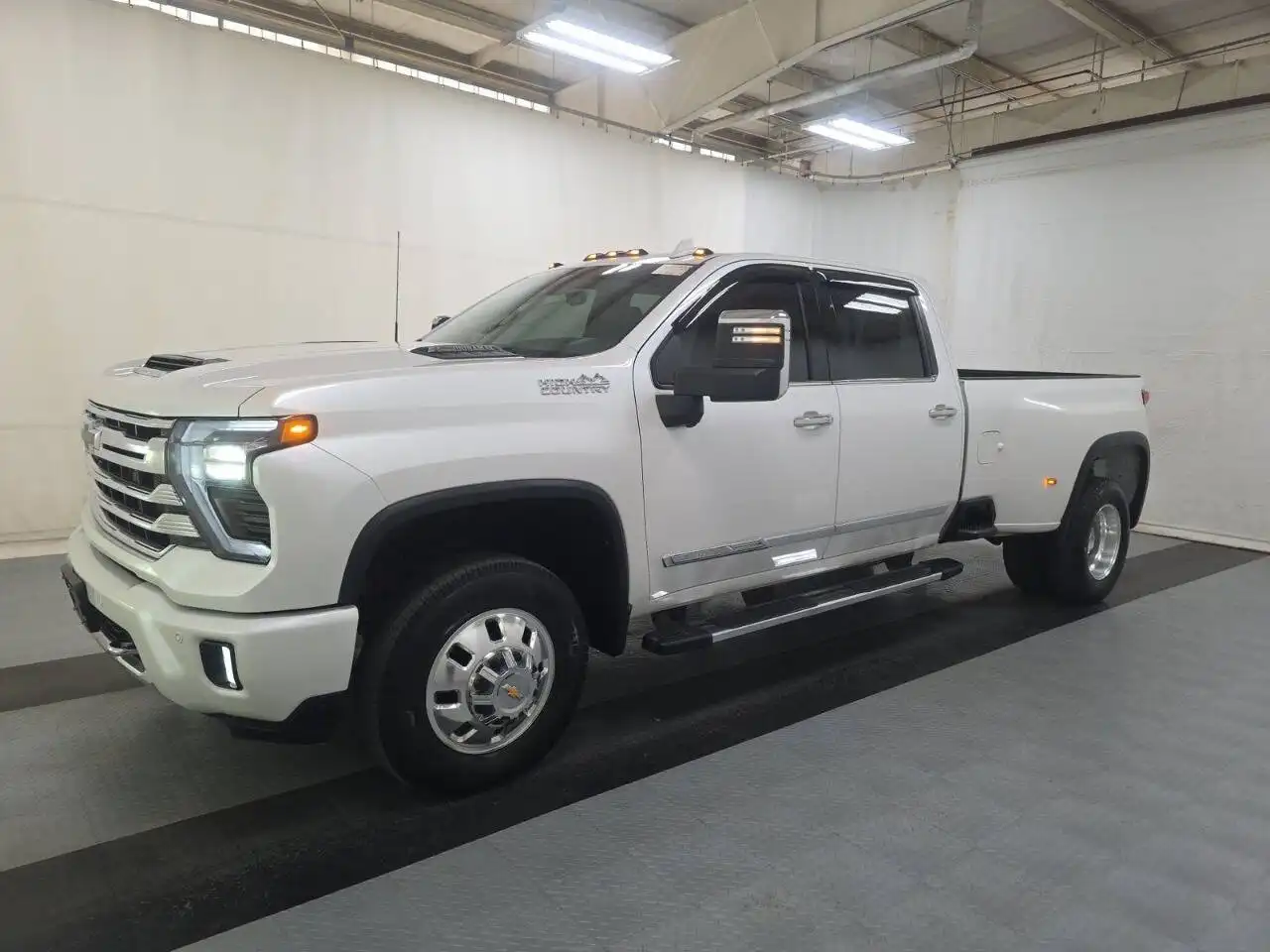 2025 Chevrolet Silverado HD High Country 4WD Crew Cab Long Box's photo