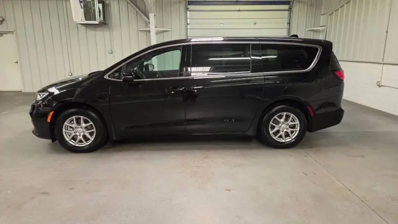 2026 Chrysler Pacifica Select photo 3