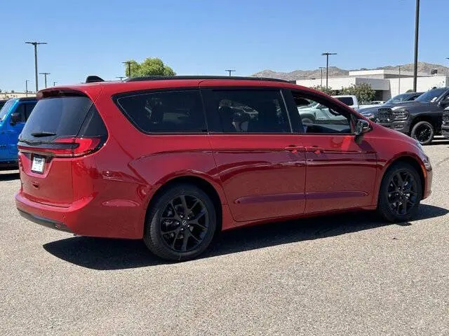 2026 Chrysler Pacifica Select photo 4