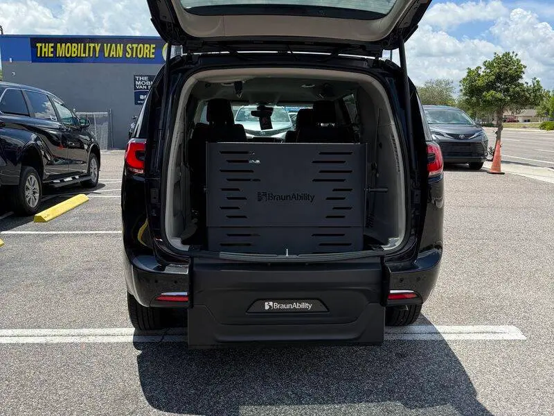 2025 Chrysler Pacifica Select photo 3