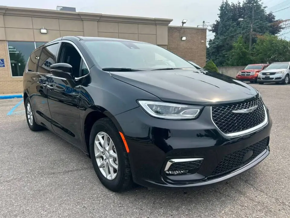 2026 Chrysler Pacifica Select photo 3