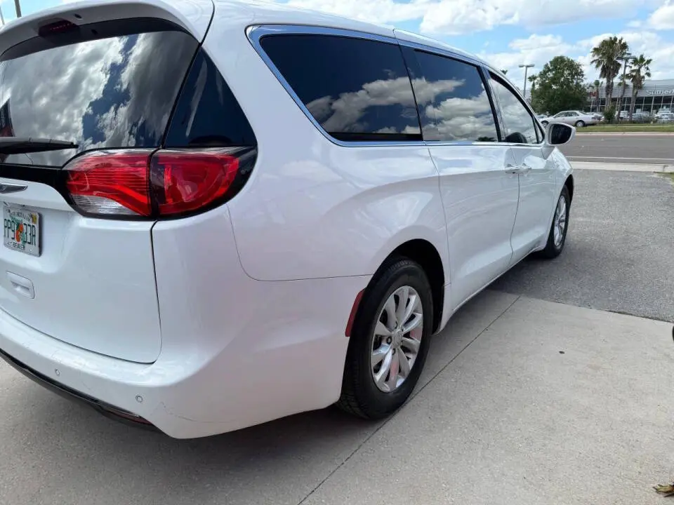 2018 Chrysler Pacifica Touring Plus photo 3