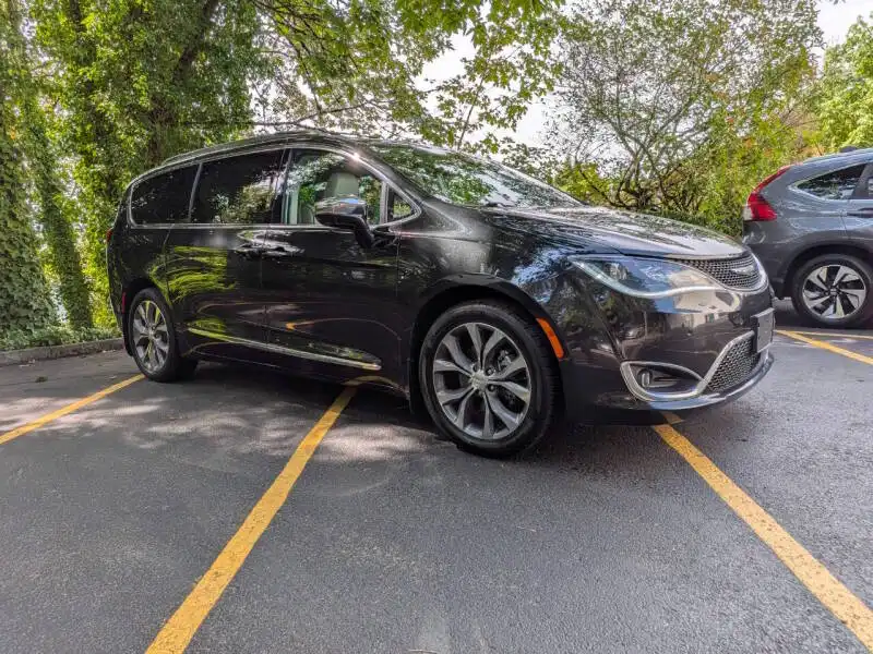 2017 Chrysler Pacifica Limited's photo
