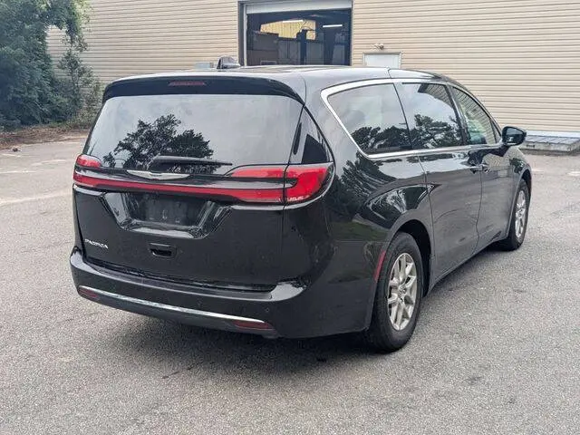 2025 Chrysler Pacifica Select photo 3