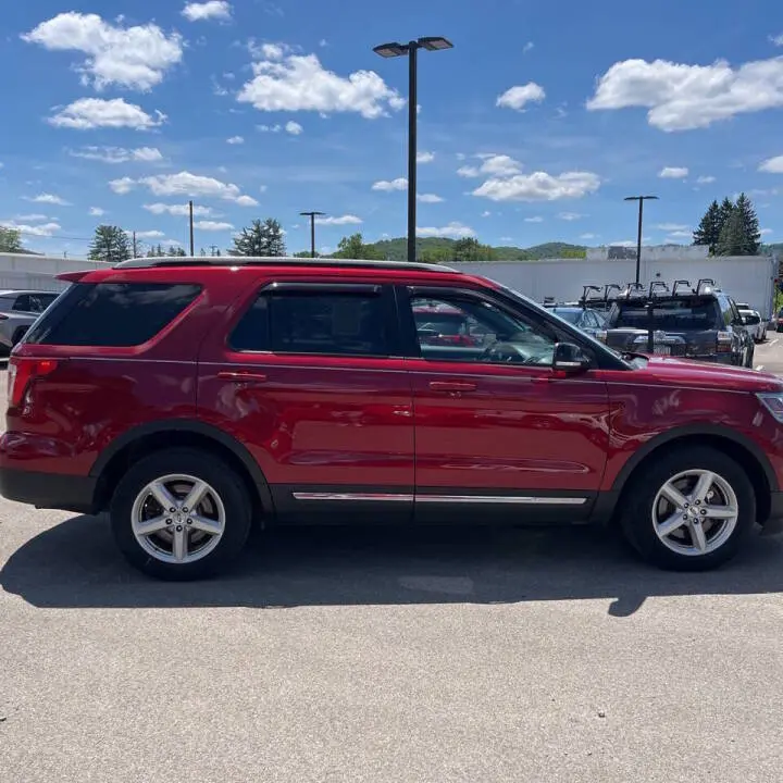 2017 Ford Explorer XLT 4WD photo 4
