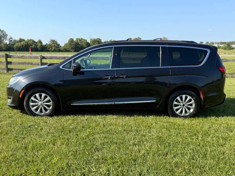 2017 Chrysler Pacifica Touring-L photo 3