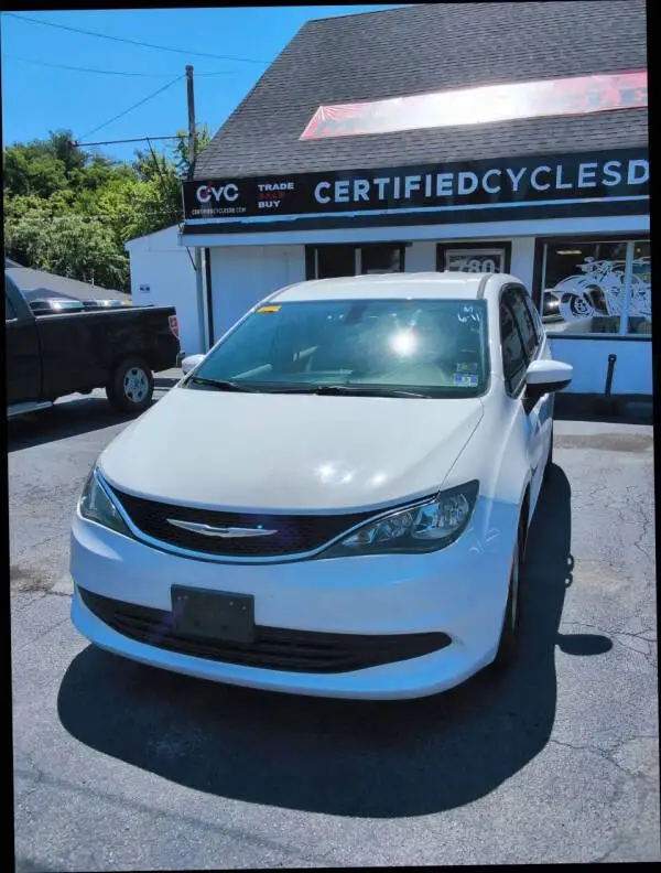 2017 Chrysler Pacifica LX photo 1